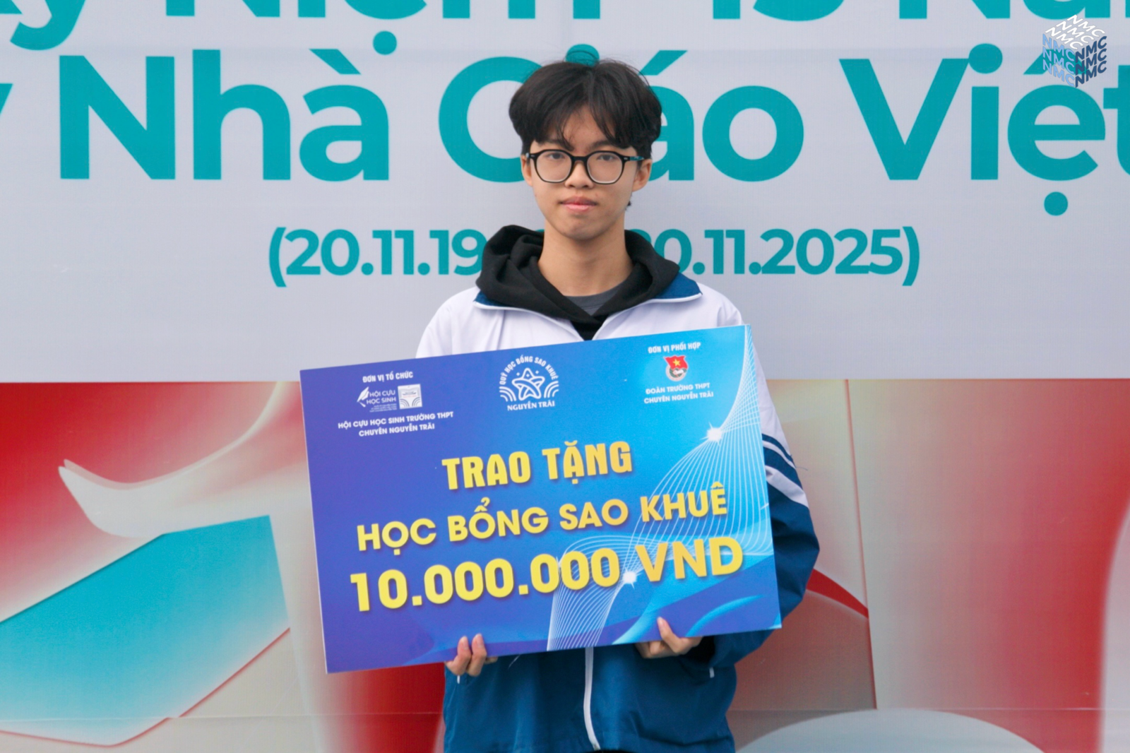 Hội Cựu học sinh vinh danh và trao học bổng Sao Khuê dịp 20/11